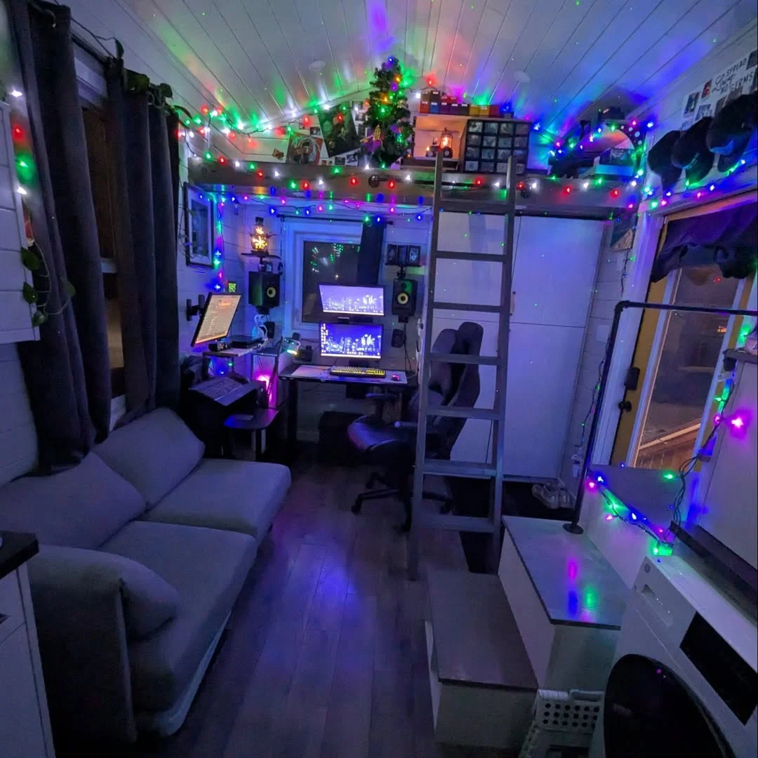 Cozy Bachelor Pad: Tiny House Edition